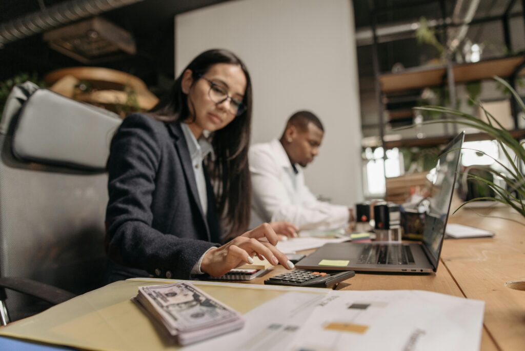 Demonstração gratuita ou contato comercial direto: qual isca converte mais para empresas de TI?