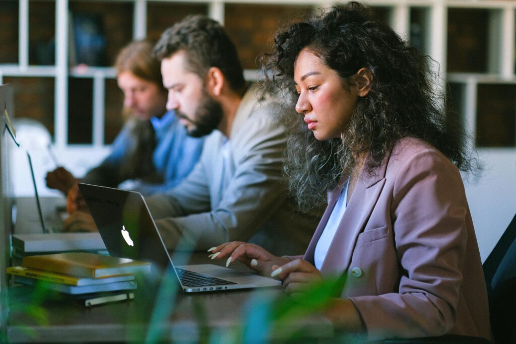 Como usar comparativos e benchmarks para convencer seu lead em empresas de TI